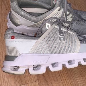 On Running - CloudSwift grey and white